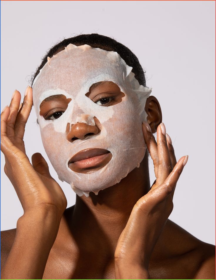 Masque tissu Heartleaf 77 % Soothing Anua, mannequin portant le masque tissu, mains sur les joues