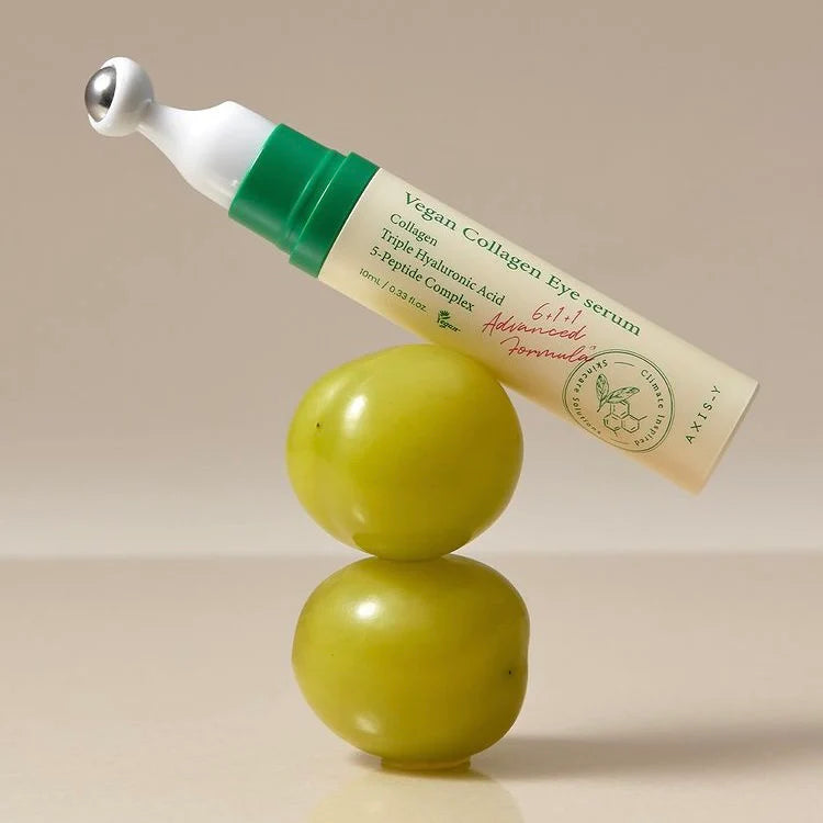Sérum yeux Vegan Collagen AXIS-Y, tube à bille posé en équilibre sur deux grains de raisin