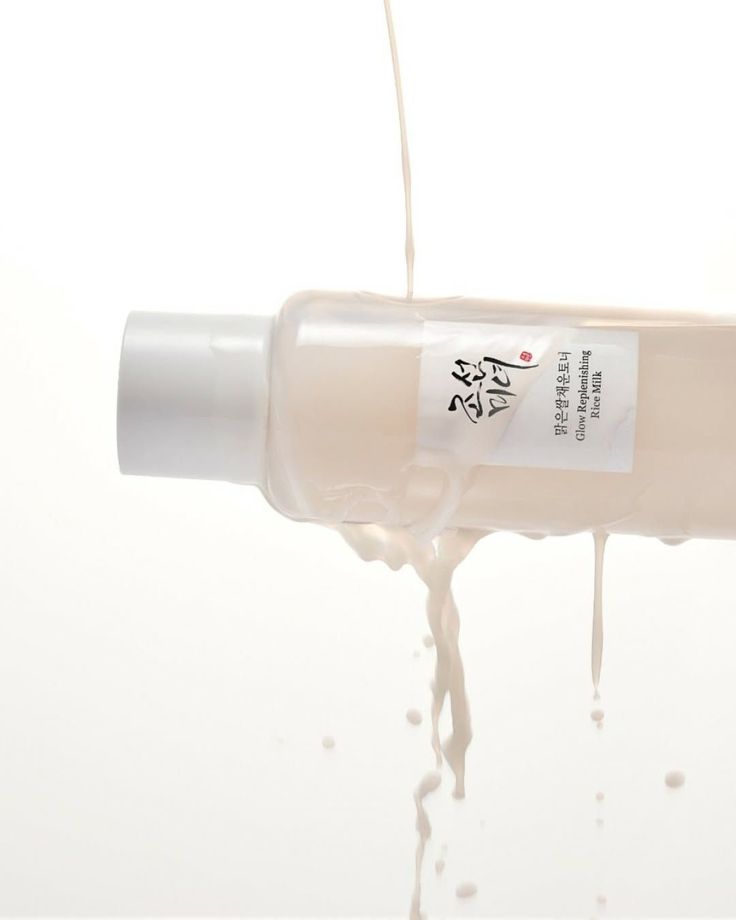 Lotion tonique Glow Replenishing Rice Milk Beauty of Joseon, flacon incliné sous un filet de liquide lacté qui s’écoule