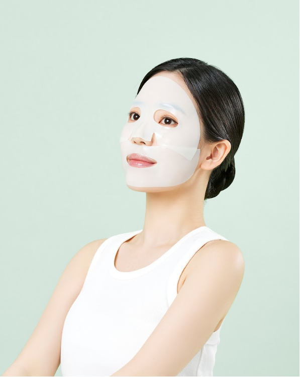 Masques hydrogel apaisants à la centella Cicatea DEWDAP, mannequin portant le masque sur le visage