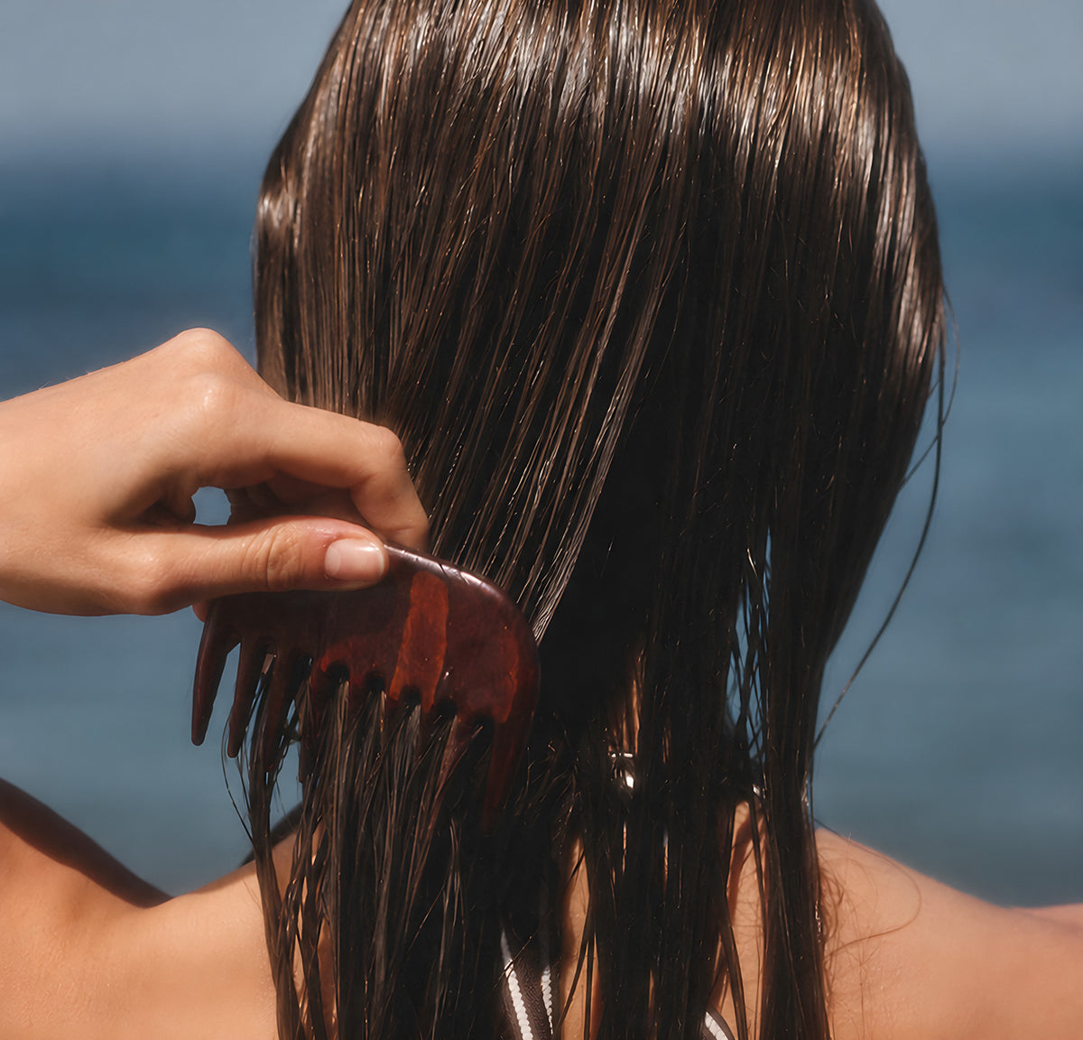 Des cheveux mouillés peignés face à la mer