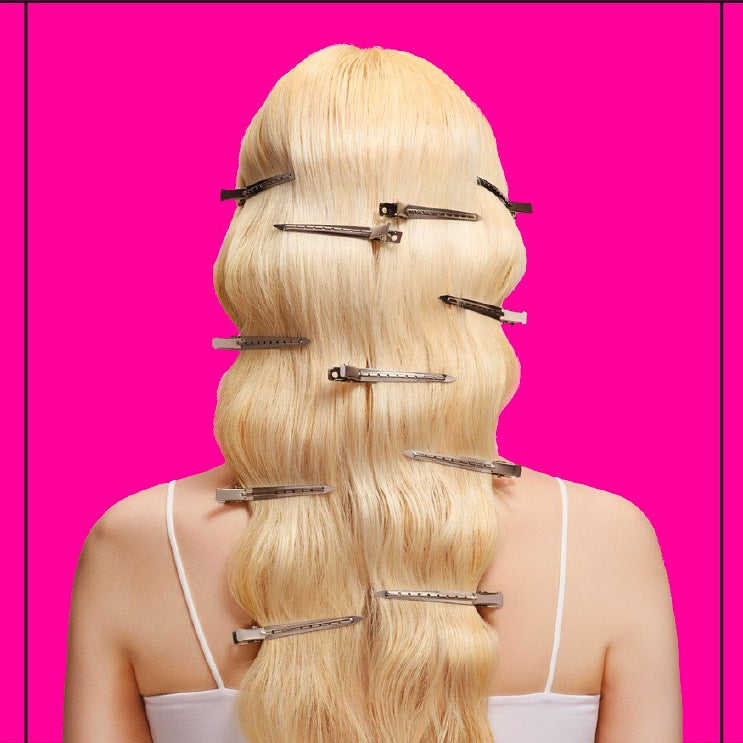 MISE EN SCÈNE, longs cheveux blonds ondulés sur fond rose