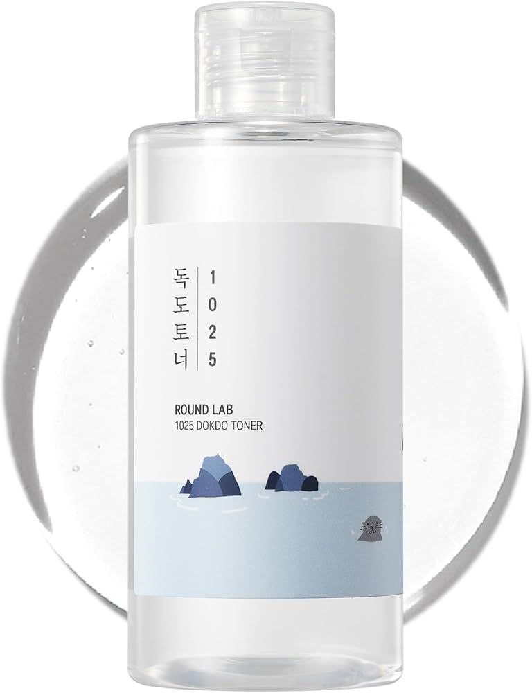 Lotion tonique 1025 Dokdo Round Lab, flacon devant une touche de texture translucide