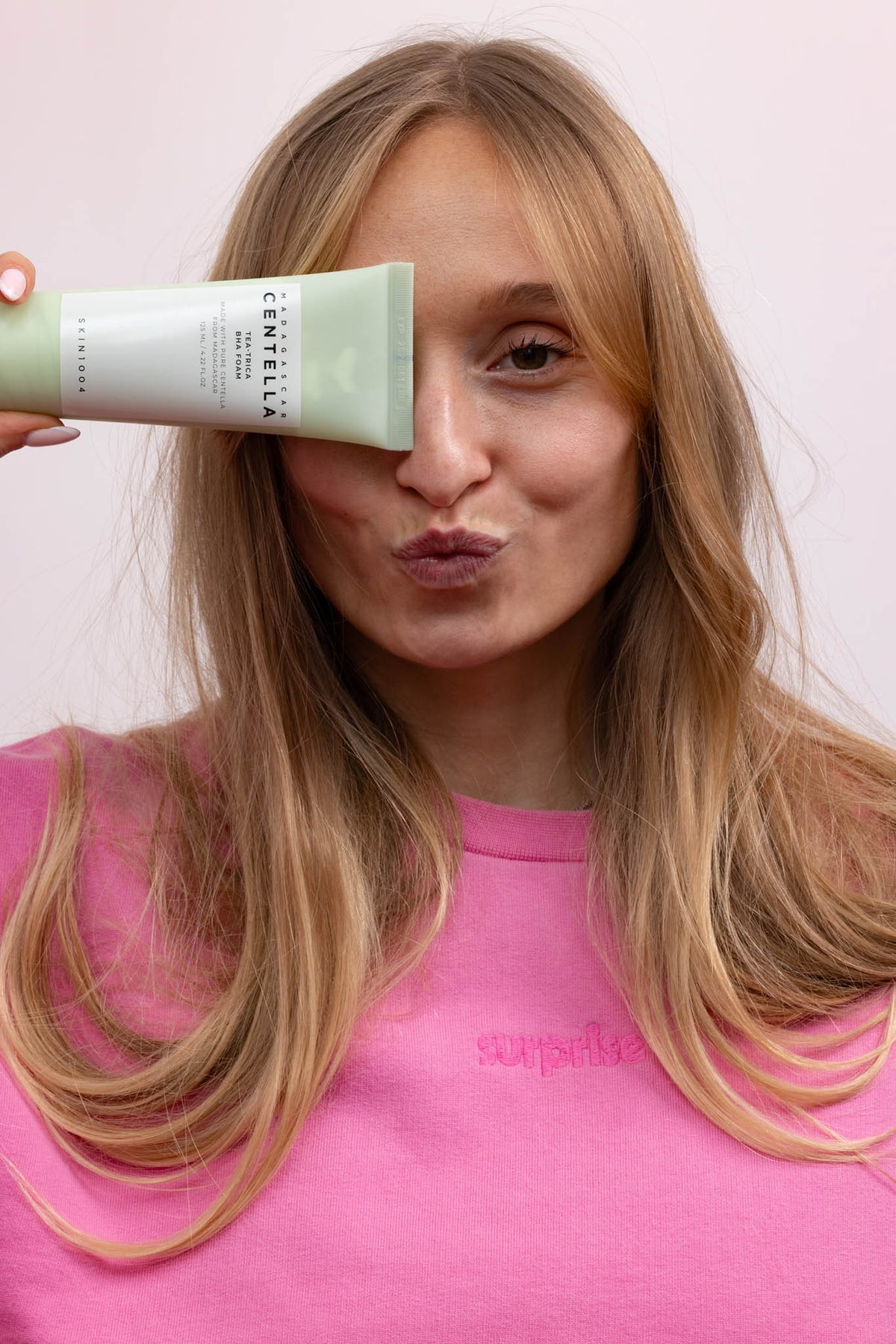 Mousse nettoyante Madagascar Centella Tea-Trica BHA SKIN1004, mannequin tenant le tube devant son œil