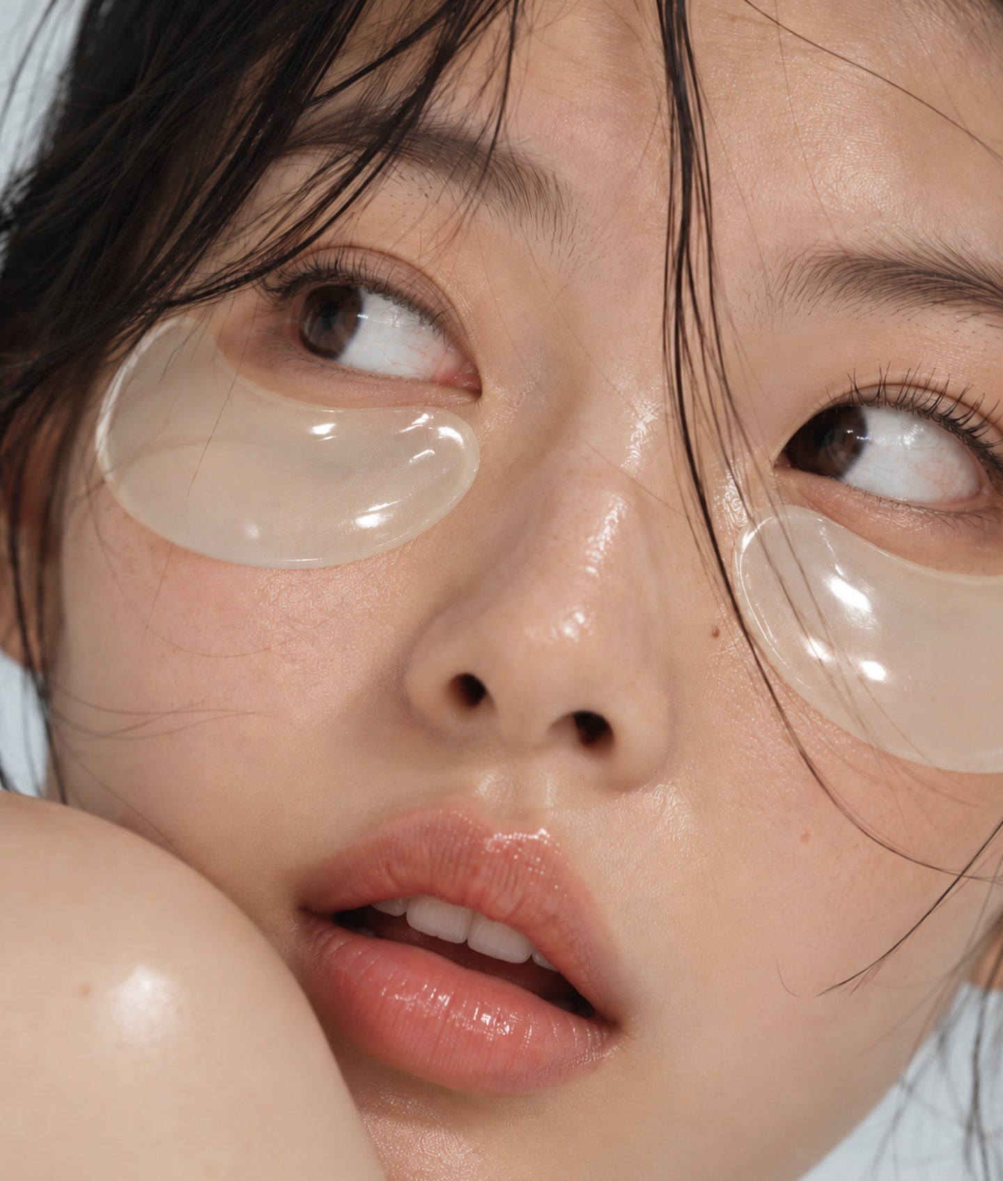 Abib, jeune femme portant des patchs hydrogel transparents sous les yeux