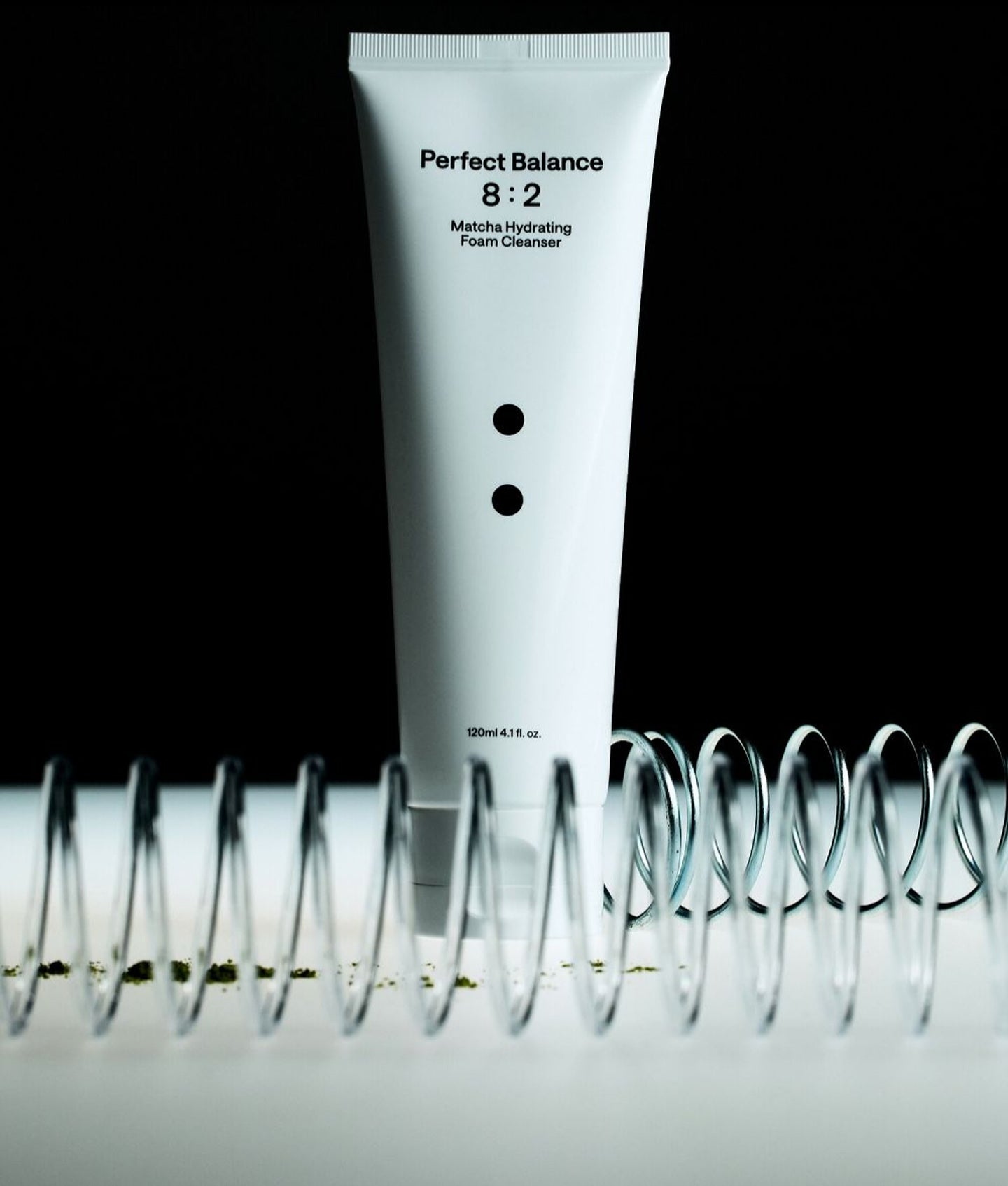 B:LAB, tube de mousse nettoyante Perfect Balance 8:2 au matcha sur fond noir