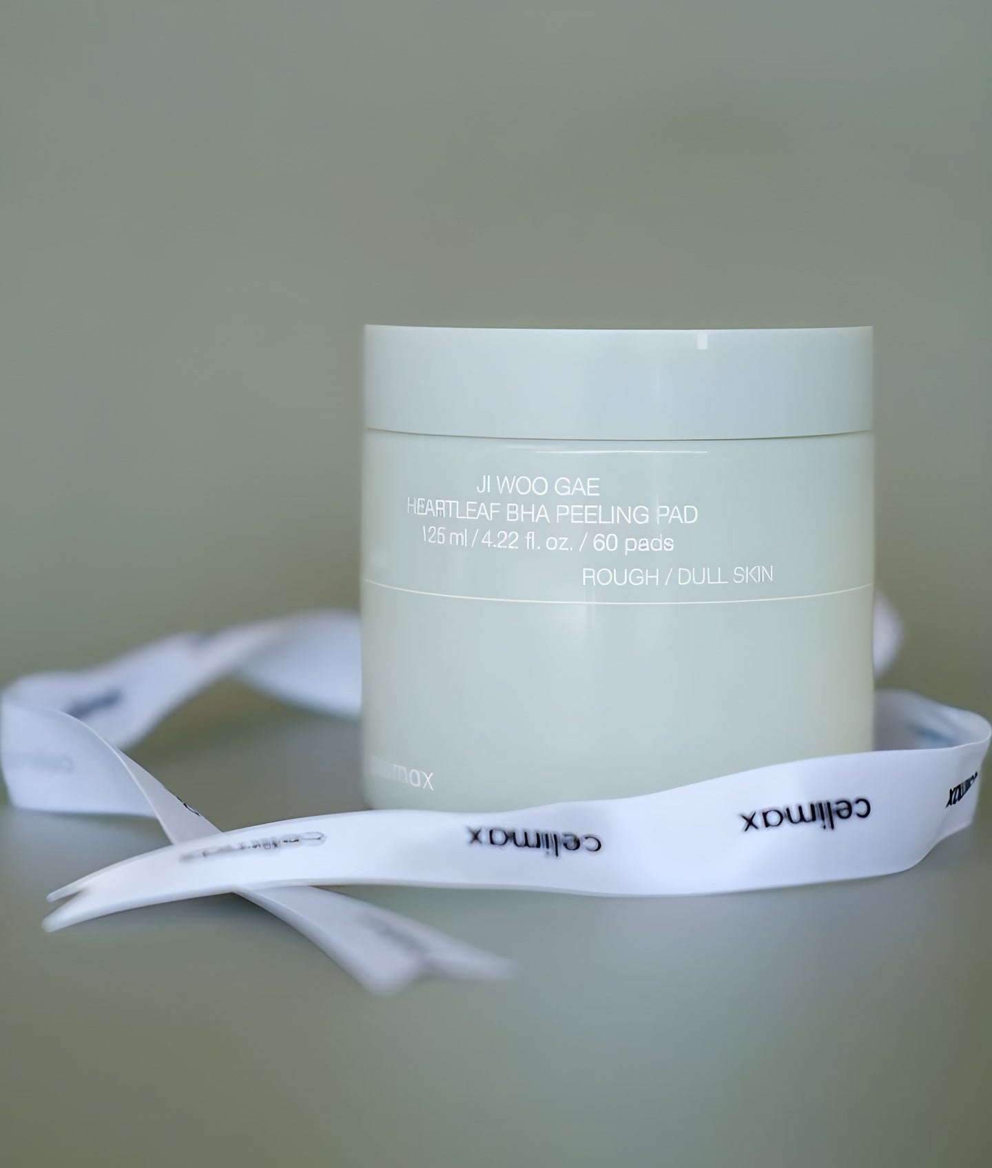 Celimax, pot de Heartleaf BHA Peeling Pad entouré d’un ruban blanc à son nom