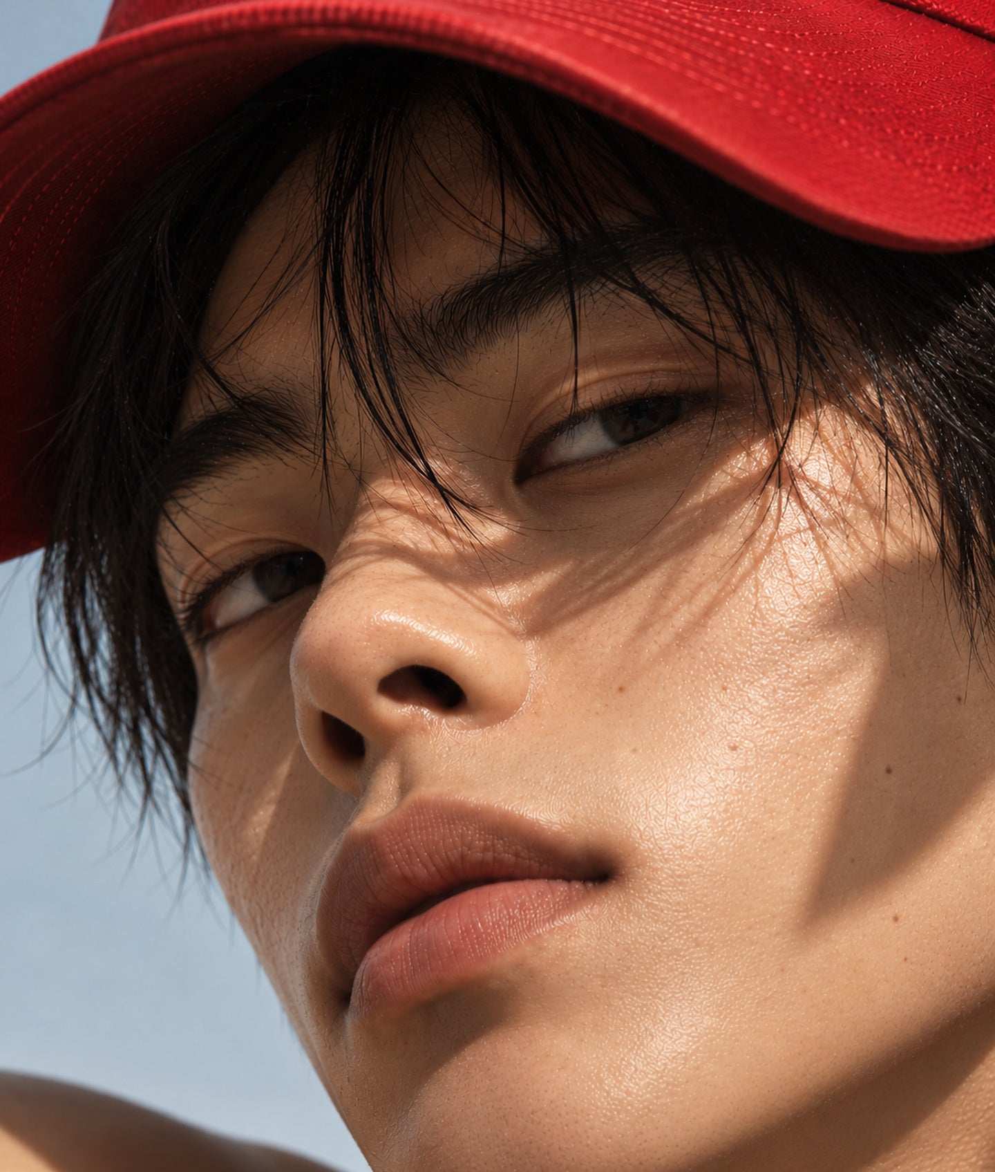 COSRX, portrait en gros plan d’un jeune homme en casquette rouge