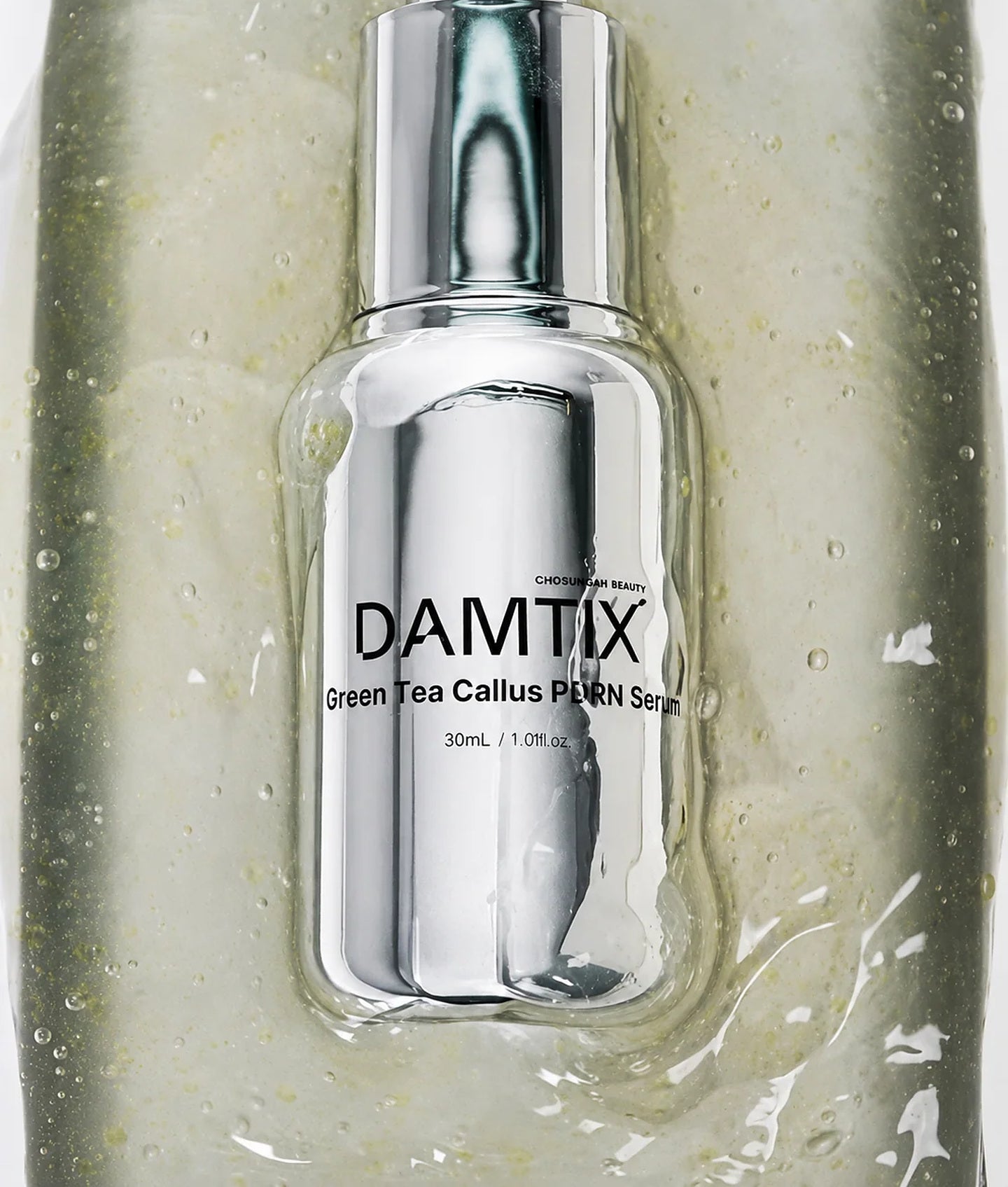 DAMTIX, flacon argenté Green Tea Callus PDRN Serum posé dans un gel translucide