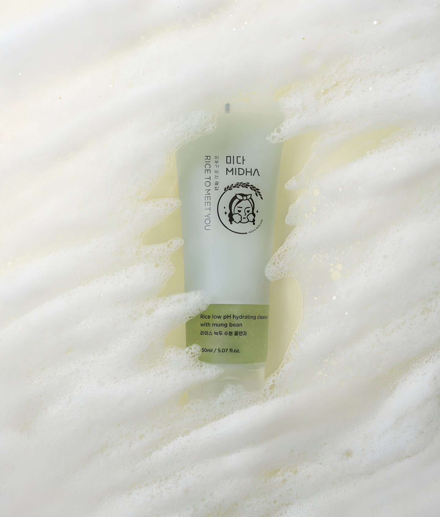 MIDHA, tube de nettoyant Rice Low pH Hydrating Cleanser posé dans une mousse blanche
