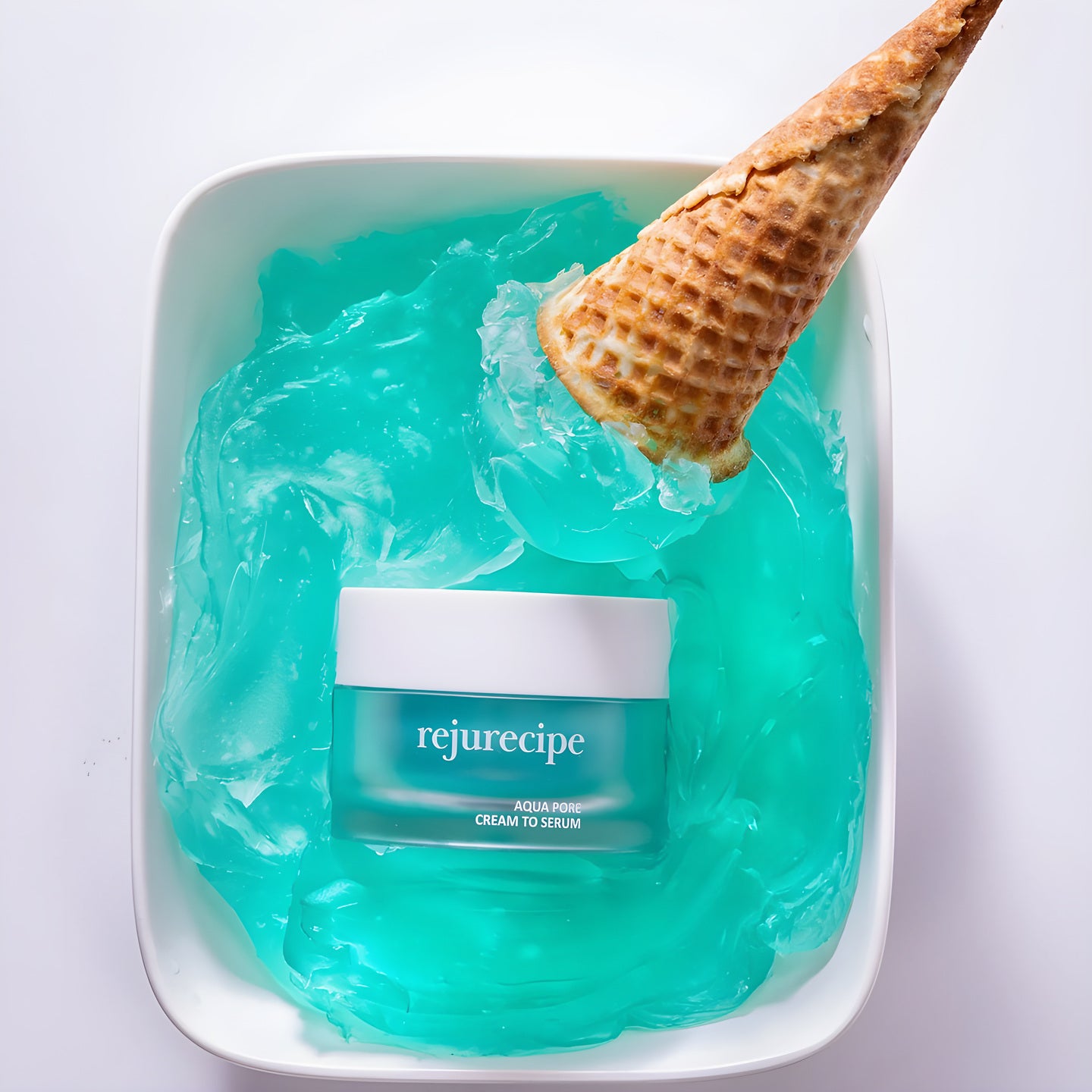 PESTLO, pot Rejurecipe Aqua Pore Cream to Serum dans un plat de gelée turquoise, avec un cornet de glace