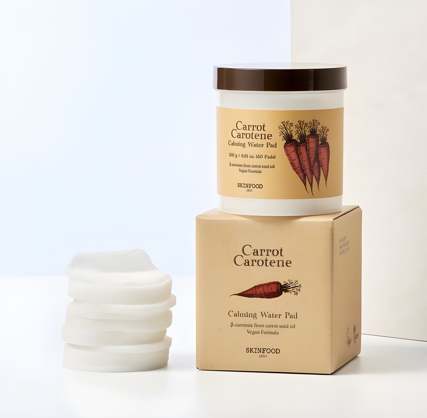 SKINFOOD, pot et boîte Carrot Carotene Calming Water Pad, avec une pile de pads