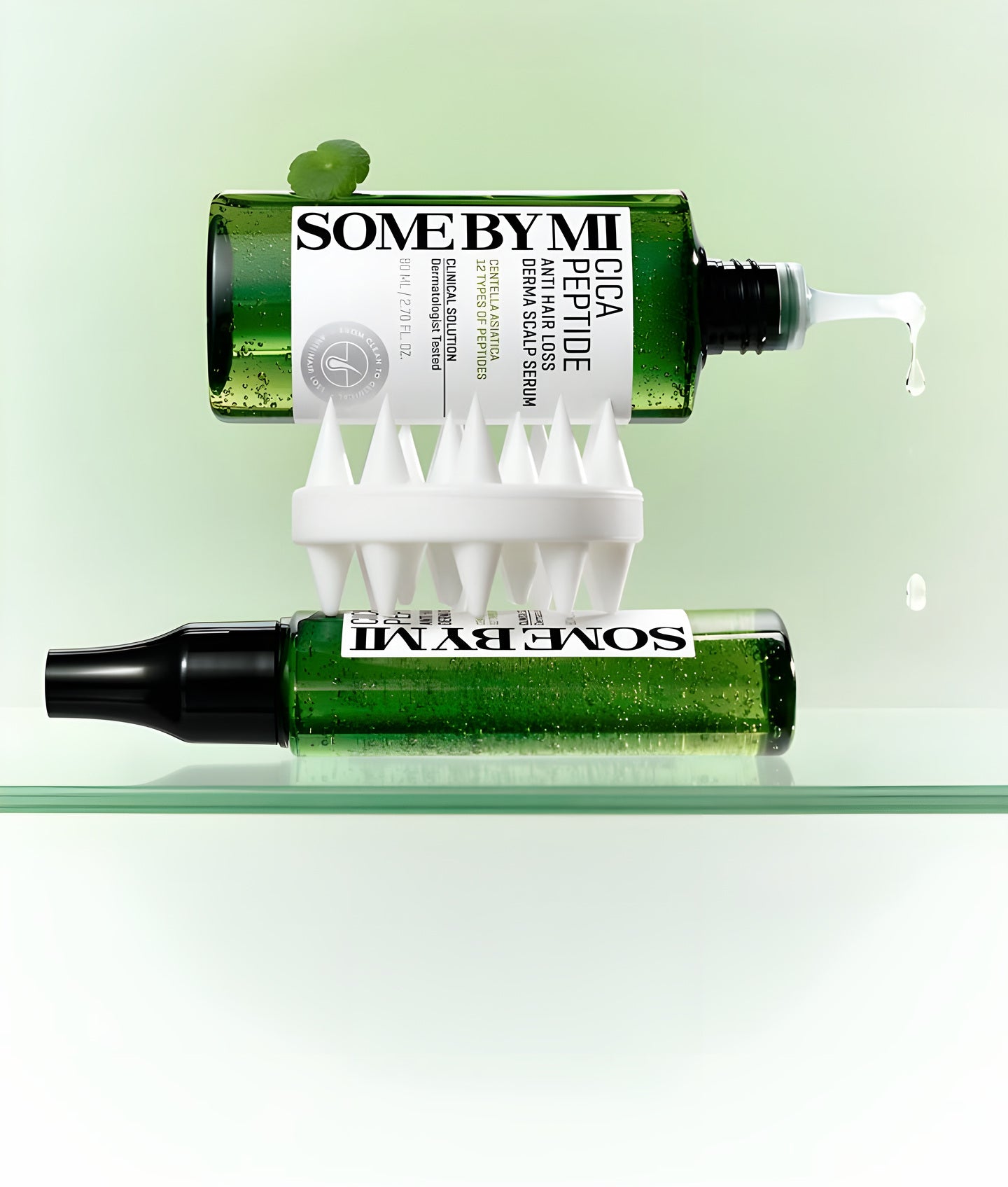 SOME BY MI, flacons verts Cica Peptide et une brosse de massage du cuir chevelu