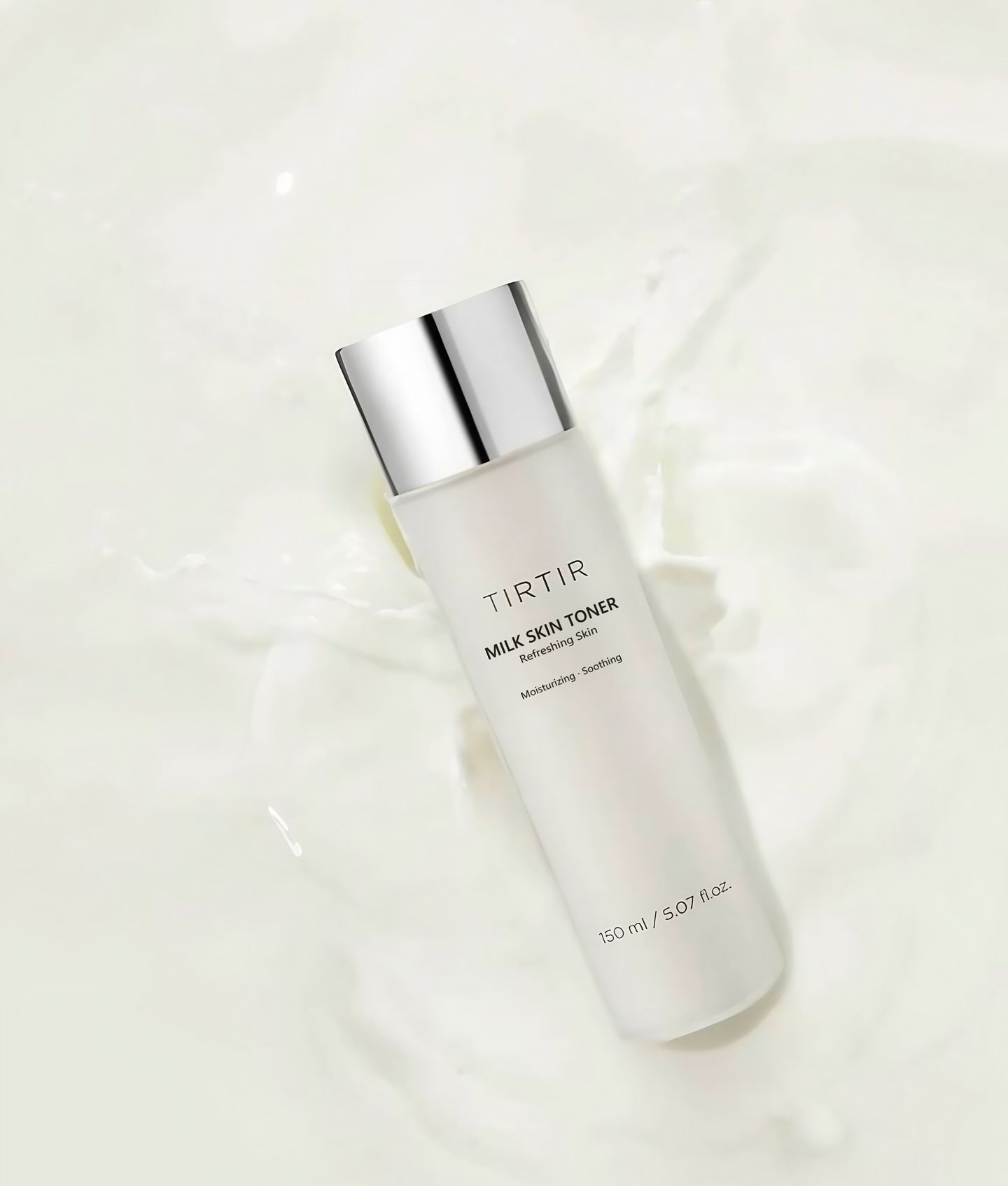 TIRTIR, flacon Milk Skin Toner posé dans un bain de lait