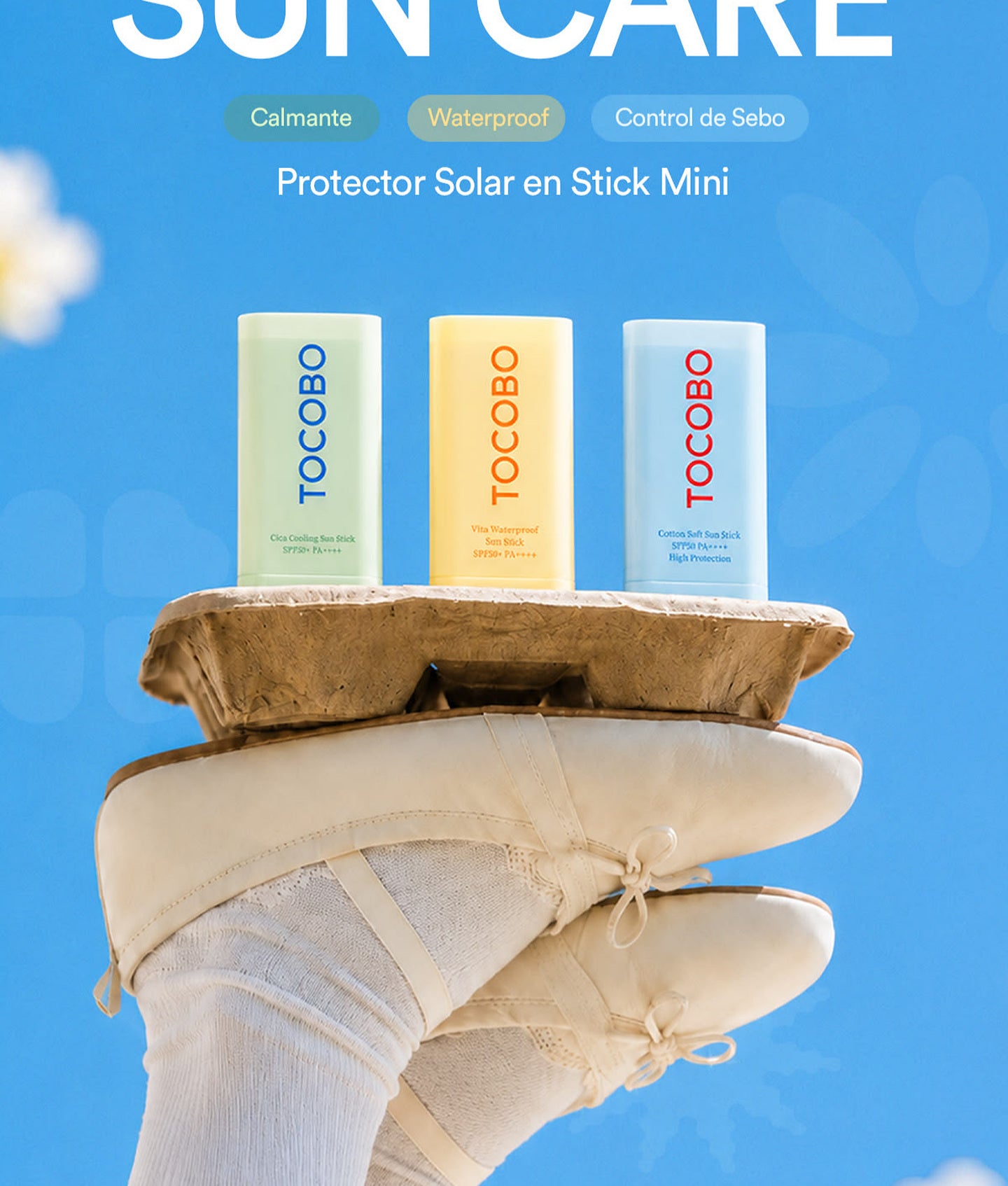 TOCOBO, trois mini sticks solaires posés sur des chaussons de danse, sur fond bleu ciel