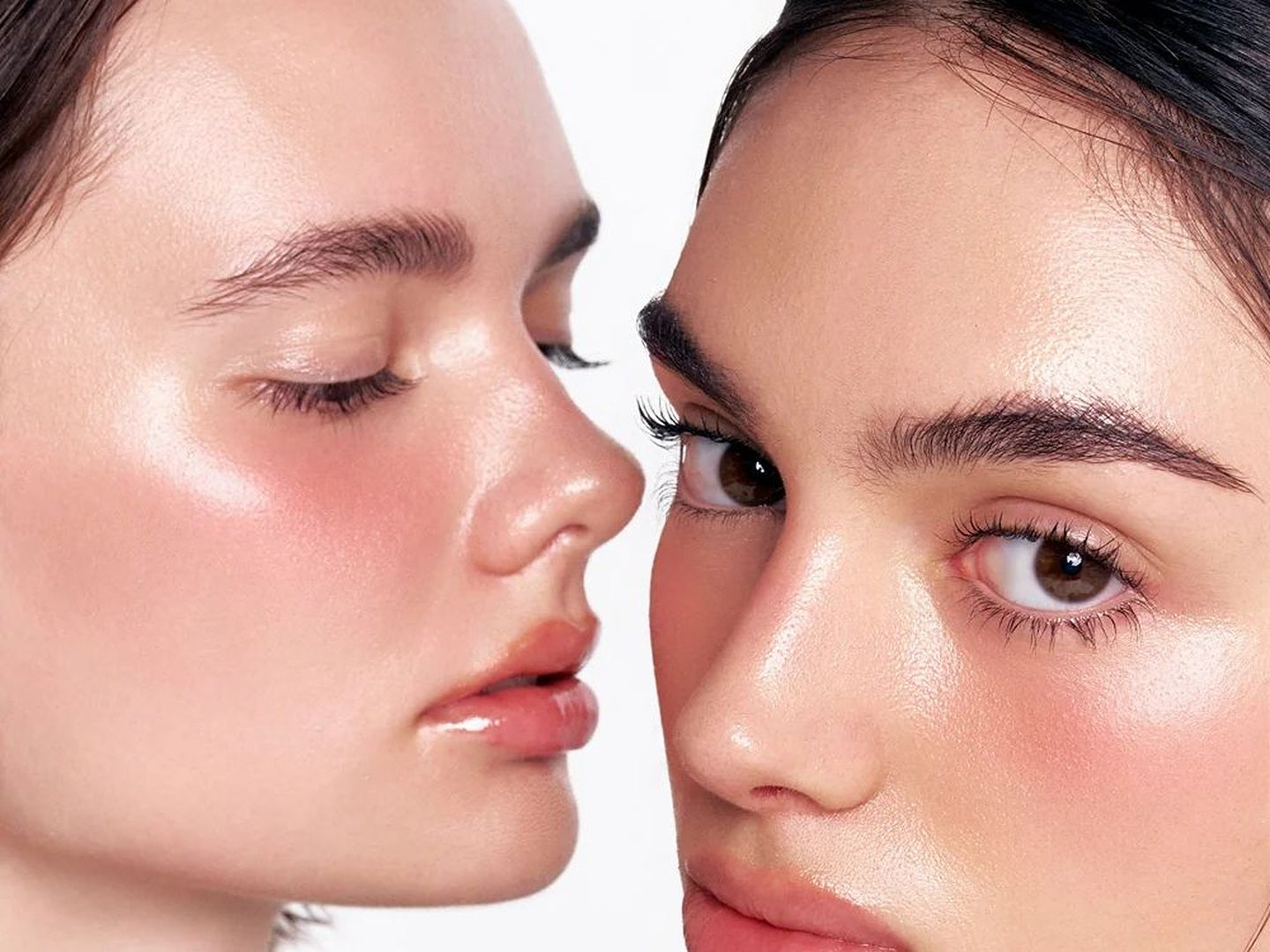 VT, deux jeunes femmes au teint lumineux, visage contre visage